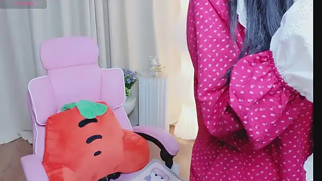 Snapshot of Miu-999 chatting on 12.18.25 Miu-999 online show from 12.18.25