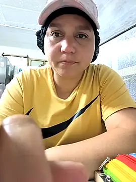 Snapshot of haashkyo chatting on 12.13.25 haashkyo online show from 12.13.25