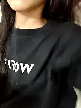 Snapshot of Desi_sara chatting on 10.31.25 Desi sara online show from 10.31.25