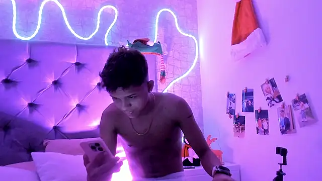 Snapshot of Lucien_Gray_ chatting on 12.05.25 Lucien Gray online show from 12.05.25