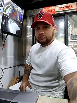 Snapshot of Catire10_ chatting on 12.20.25 Catire10 online show from 12.20.25