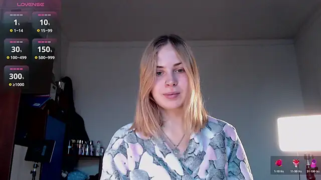 Snapshot of Alismoona chatting on 11.28.25 Alismoona online show from 11.28.25