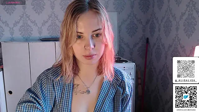 Snapshot of Alismoona chatting on 12.04.25 Alismoona online show from 12.04.25