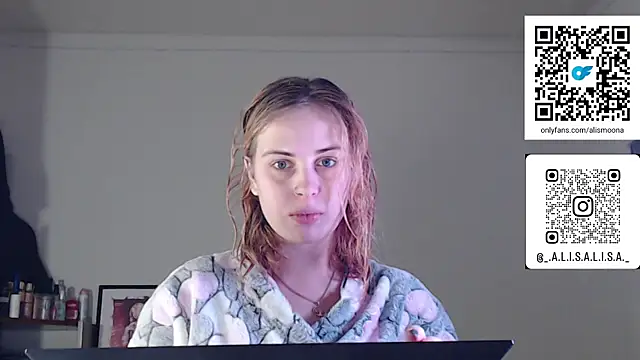 Snapshot of Alismoona chatting on 12.15.25 Alismoona online show from 12.15.25