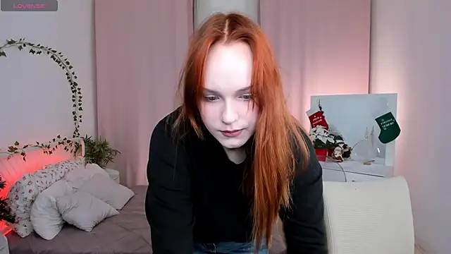 Snapshot of Molly_Parker chatting on 12.19.25 Molly Parker online show from 12.19.25