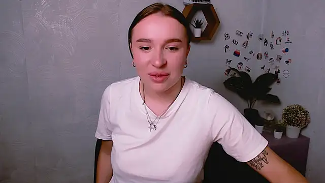 Snapshot of JuliaTopp_ chatting on 09.17.25 JuliaTopp  online show from 09.17.25
