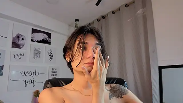 Snapshot of davoxer chatting on 12.04.25 davoxer online show from 12.04.25