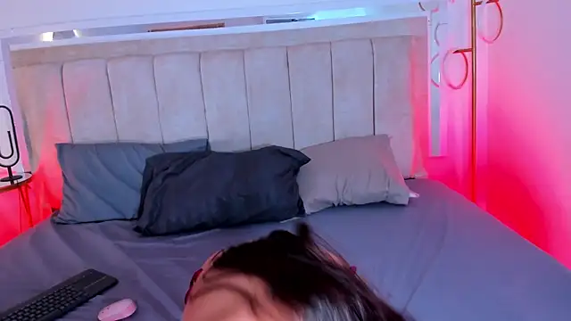 Snapshot of ZoeBarnett chatting on 11.06.25 ZoeBarnett online show from 11.06.25