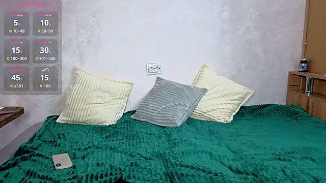 Snapshot of Emily0303 chatting on 10.28.25 Emily0303 online show from 10.28.25