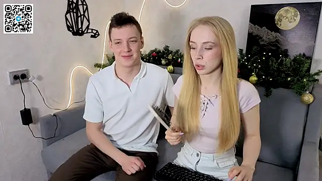 Snapshot of Emily0303 chatting on 12.21.25 Emily0303 online show from 12.21.25