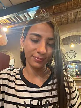 Snapshot of -juicy_ chatting on 11.18.25 -juicy online show from 11.18.25