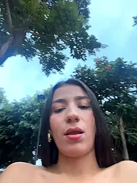 Snapshot of -juicy_ chatting on 11.19.25 -juicy online show from 11.19.25