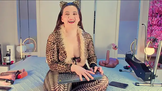 JuliaDavis 1 online show from 02.24.26