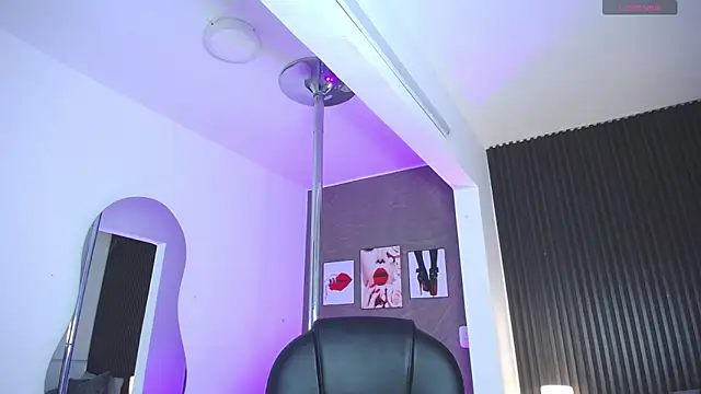 Snapshot of Dulcerose_01 chatting on 10.21.25 Dulcerose 01 online show from 10.21.25