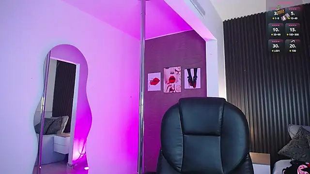 Snapshot of Dulcerose_01 chatting on 10.28.25 Dulcerose 01 online show from 10.28.25