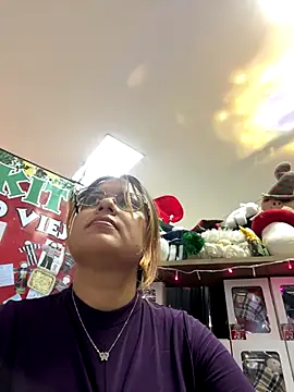 Snapshot of iamlucy chatting on 11.12.25 iamlucy online show from 11.12.25