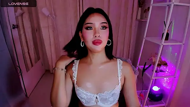 Snapshot of MS_LUNA chatting on 11.25.25 MS LUNA online show from 11.25.25