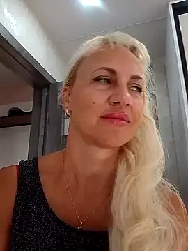 Snapshot of KissMiSveet chatting on 09.10.25 KissMiSveet online show from 09.10.25