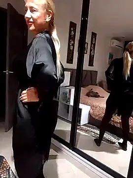 Snapshot of KissMiSveet chatting on 09.16.25 KissMiSveet online show from 09.16.25