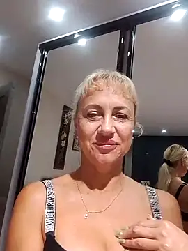 Snapshot of KissMiSveet chatting on 09.18.25 KissMiSveet online show from 09.18.25