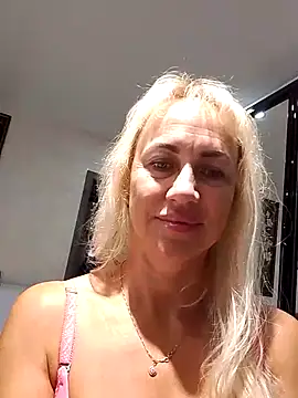 Snapshot of KissMiSveet chatting on 09.23.25 KissMiSveet online show from 09.23.25