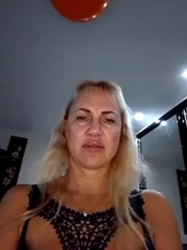 Snapshot of KissMiSveet chatting on 11.04.25 KissMiSveet online show from 11.04.25