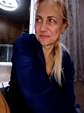 Snapshot of KissMiSveet chatting on 12.04.25 KissMiSveet online show from 12.04.25