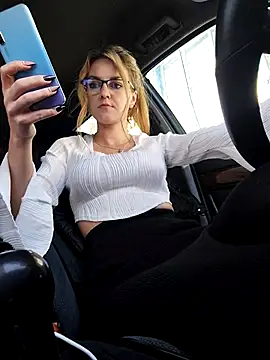 Snapshot of YOOUR_EVAA chatting on 11.29.25 YOOUR EVAA online show from 11.29.25