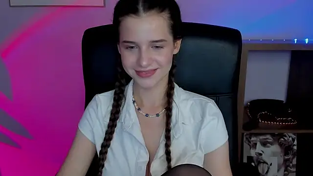 Snapshot of LuxMaya chatting on 09.17.25 LuxMaya online show from 09.17.25