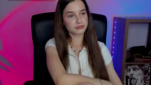 Snapshot of LuxMaya chatting on 10.01.25 LuxMaya online show from 10.01.25