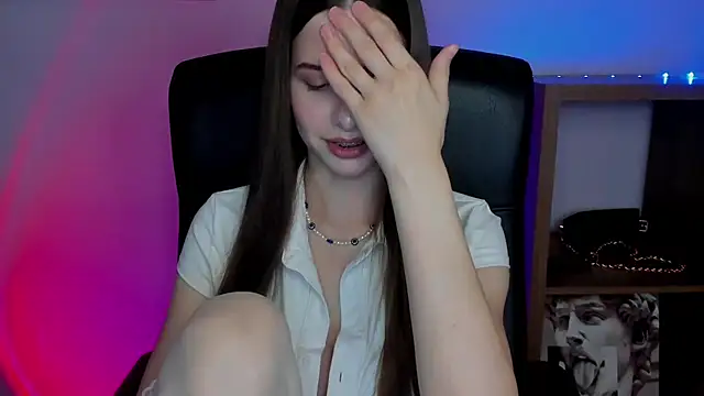 Snapshot of LuxMaya chatting on 10.24.25 LuxMaya online show from 10.24.25