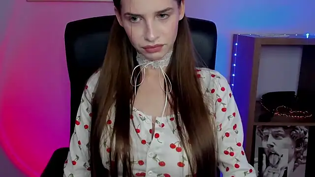 Snapshot of LuxMaya chatting on 11.12.25 LuxMaya online show from 11.12.25