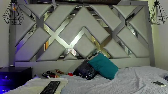 Lorenn Hill online show from 12.04.25