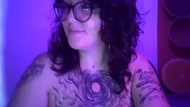 Snapshot of Blue_Liz chatting on 09.23.25 Blue Liz online show from 09.23.25