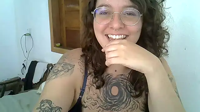 Snapshot of Blue_Liz chatting on 11.15.25 Blue Liz online show from 11.15.25