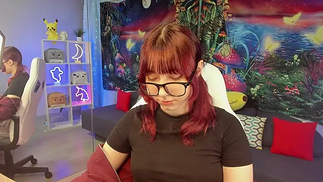 Snapshot of ClaraParks chatting on 11.08.25 ClaraParks online show from 11.08.25