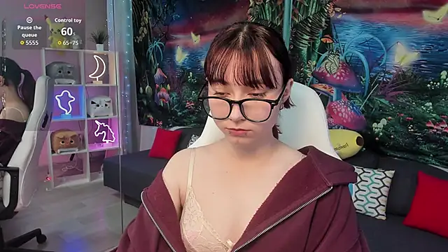 Snapshot of ClaraParks chatting on 11.09.25 ClaraParks online show from 11.09.25