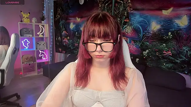 Snapshot of ClaraParks chatting on 11.11.25 ClaraParks online show from 11.11.25