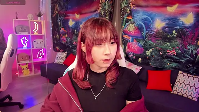 Snapshot of ClaraParks chatting on 11.20.25 ClaraParks online show from 11.20.25