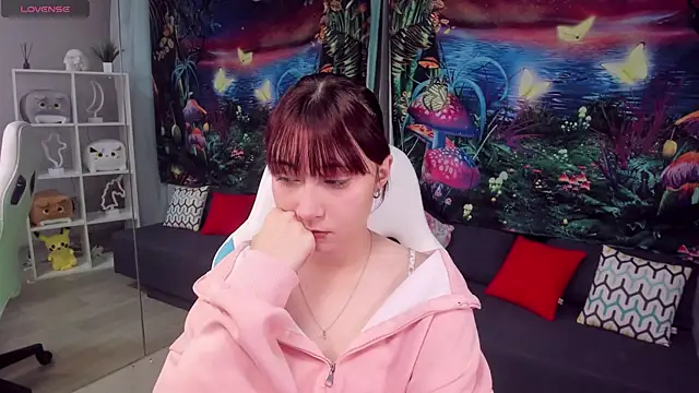 Snapshot of ClaraParks chatting on 11.21.25 ClaraParks online show from 11.21.25