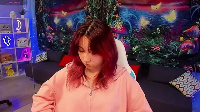 Snapshot of ClaraParks chatting on 11.24.25 ClaraParks online show from 11.24.25