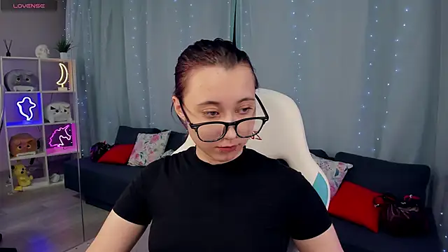 Snapshot of ClaraParks chatting on 12.01.25 ClaraParks online show from 12.01.25