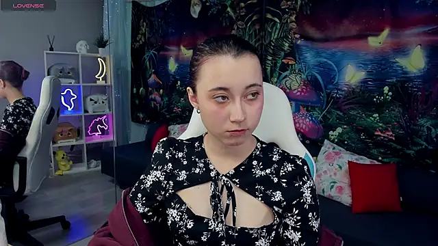 Snapshot of ClaraParks chatting on 12.02.25 ClaraParks online show from 12.02.25