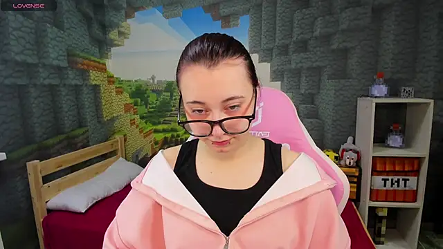 Snapshot of ClaraParks chatting on 12.03.25 ClaraParks online show from 12.03.25