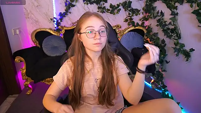 Snapshot of ArrinaWairr chatting on 09.15.25 ArrinaWairr online show from 09.15.25