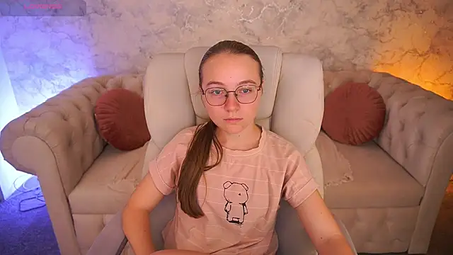 Snapshot of ArrinaWairr chatting on 09.19.25 ArrinaWairr online show from 09.19.25