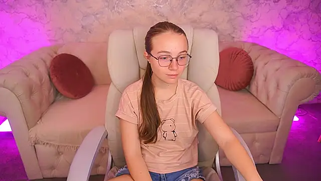 Snapshot of ArrinaWairr chatting on 09.24.25 ArrinaWairr online show from 09.24.25