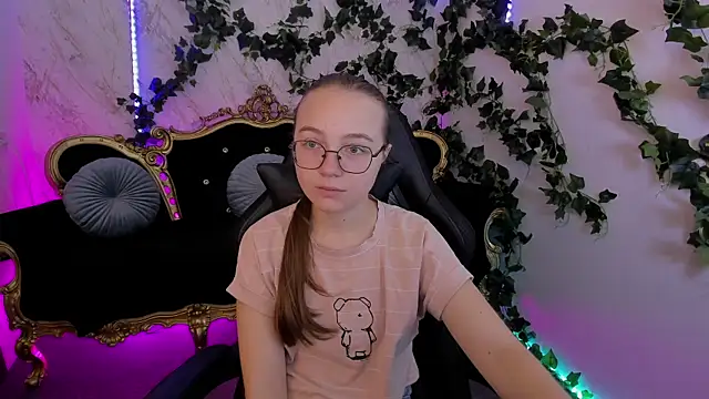 Snapshot of ArrinaWairr chatting on 09.26.25 ArrinaWairr online show from 09.26.25