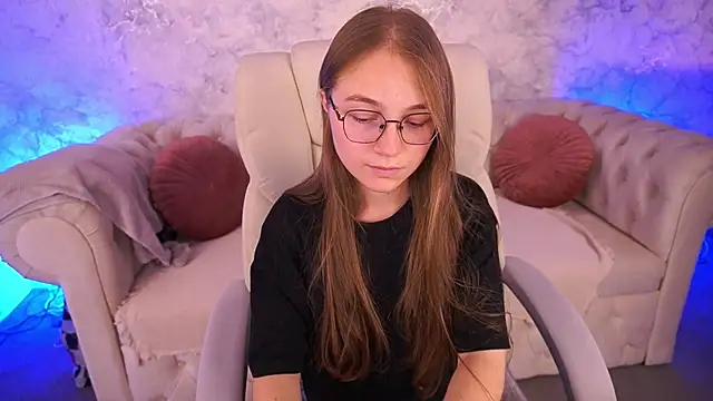 Snapshot of ArrinaWairr chatting on 10.02.25 ArrinaWairr online show from 10.02.25