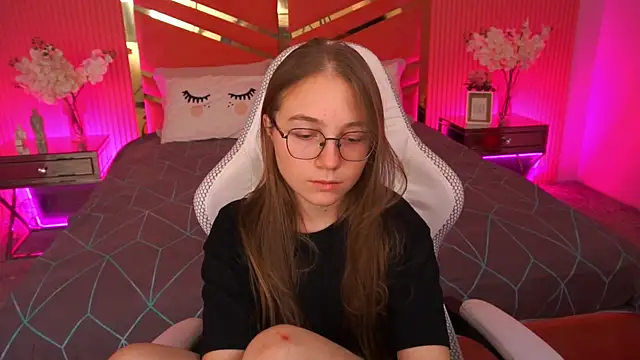 Snapshot of ArrinaWairr chatting on 10.03.25 ArrinaWairr online show from 10.03.25